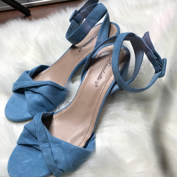 Chunky Heels - Picture 2 of 4